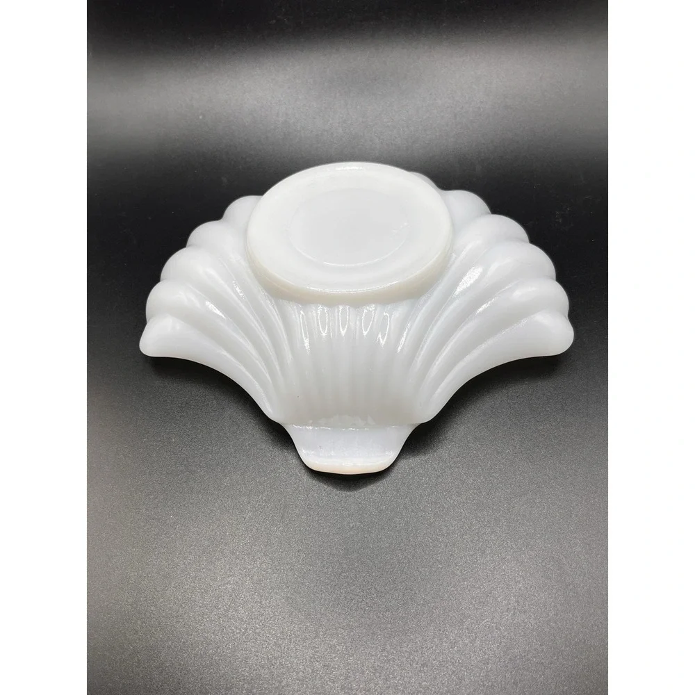 Vintage Clam Shell White Milk Glass‎ Scalloped Seashell Shaped Soap Trinket Dish